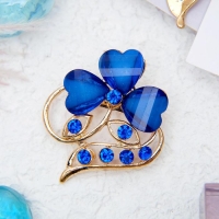 Брошь &laquo;Цветок&raquo; трилистник, цвет синий в золоте