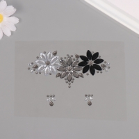 Наклейка пластик стразы на лицо "Три цветка" серые оттенки 14,5х16 см Наклейка пластик стразы на лицо "Три цветка" серые оттенки 14,5х16 см