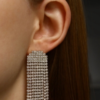 Серьги висячие со стразами «Водопад» мягкий квадрат, цвет белый в золоте Серьги висячие со стразами «Водопад» мягкий квадрат, цвет белый в золоте