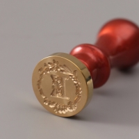 Печать для сургуча с пластиковой ручкой "Венок с буквой E" 2,5х2,5х6,3 см