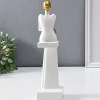 Сувенир полистоун "Стильная девушка на стуле" белый с золотом 7,5х10,5х29,5 см