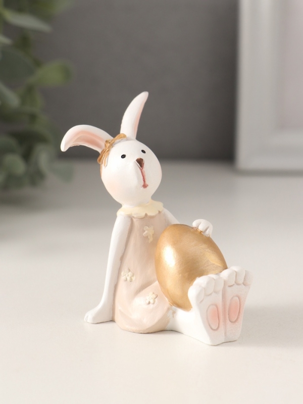 Сувенир полистоун "Белая зайка в бежевом платье, с золотым яичком" 8х4,5х7 см