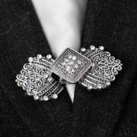 Зажим для кардигана &laquo;Ромб&raquo;, цвет белый в серебре