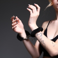 Наручники карнавальные &laquo;Кто себя плохо вёл?&raquo; меховые, цвет чёрный