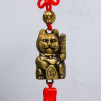 Подвеска "Манэки-нэко с узлом счастья" 24х2,7х1,8 см Подвеска "Манэки-нэко с узлом счастья" 24х2,7х1,8 см