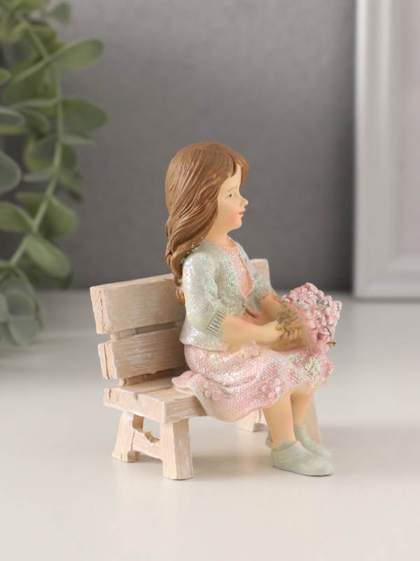 Сувенир полистоун "Девочка с букетом, на скамеечке" розово-зелёный 6,5х5,5х9 см