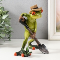 Сувенир полистоун лак "Лягушонок с лопатой, в соломенной шляпе" 10х15х15,5 см Сувенир полистоун лак "Лягушонок с лопатой, в соломенной шляпе" 10х15х15,5 см