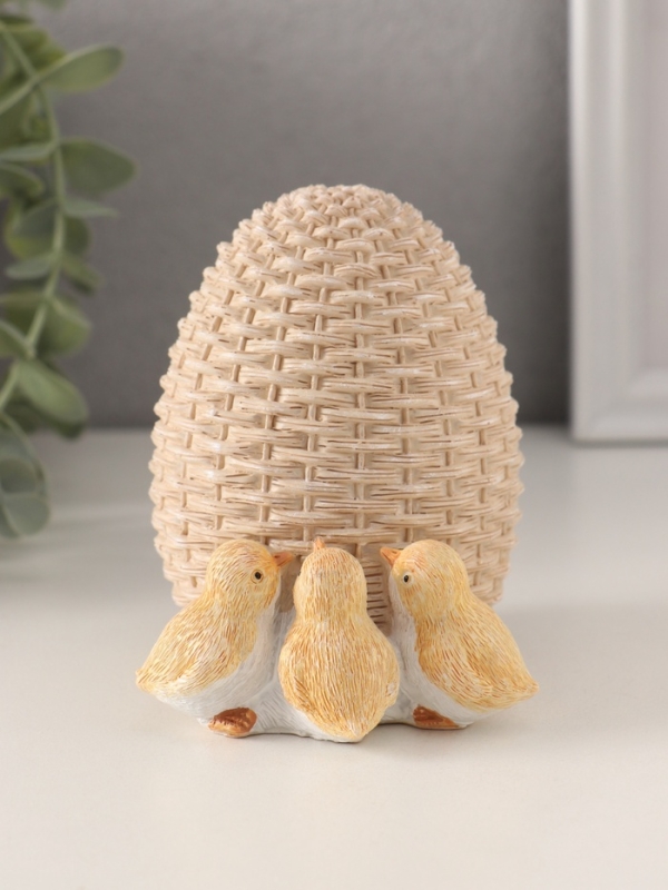 Сувенир полистоун "Цыплята у плетённого яичка" 10х8х10 см