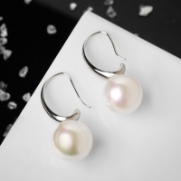 Серьги с жемчугом &laquo;Капля&raquo; полукруг, цвет белый в серебре