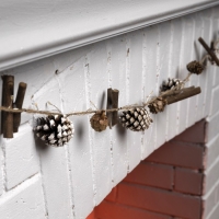 Гирлянда &laquo;Нить&raquo; 1.5 м роса с насадками &laquo;Заснеженные шишки&raquo;, IP20, серебристая нить, 30 LED, батарейки CR2032х2 (в комплекте), свечение тёплое белое