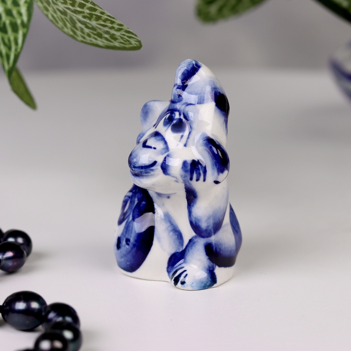 Сувенир гжель &laquo;Обезьянка с мешком&raquo;, бело-синий,керамика,