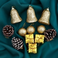 Набор украшений пластик 12 шт "Сочельник" (3 шишки, 3 подарка, 3 шара, 3 колокольчиков) микс Набор украшений пластик 12 шт "Сочельник" (3 шишки, 3 подарка, 3 шара, 3 колокольчиков) микс