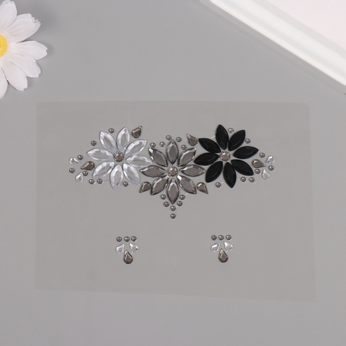 Наклейка пластик стразы на лицо Наклейка пластик стразы на лицо "Три цветка" серые оттенки 14,5х16 см