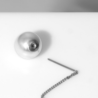 Серьги с жемчугом &laquo;Цепочки&raquo; цветок и бусина, цвет белый в серебре, шар №10