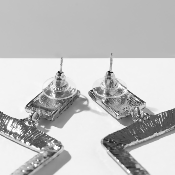 Серьги висячие со стразами &laquo;Шедевр&raquo;, цвет белый в серебре, 6,7 см