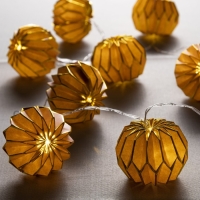 Гирлянда &laquo;Нить&raquo; 2 м с насадками &laquo;Фиолетовый фонарик&raquo;, IP20, прозрачная нить, 10 LED, батарейки AAх2 (нет в комплекте), свечение тёплое белое