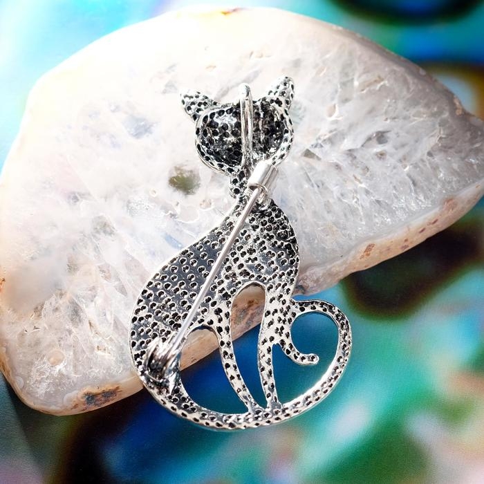 Брошь &laquo;Галиотис&raquo; кошка грациозная, цвет зелёный в чернёном серебре