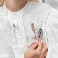 Брошь "Расческа" со стразами, цветной в золоте