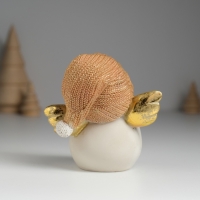 Сувенир полистоун "Снеговичок в золотистом вязанном колпаке, с крылышками" 9х6х9 см Сувенир полистоун "Снеговичок в золотистом вязанном колпаке, с крылышками" 9х6х9 см