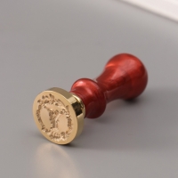 Печать для сургуча с пластиковой ручкой "Венок с буквой Y" 2,5х2,5х6,3 см Печать для сургуча с пластиковой ручкой "Венок с буквой Y" 2,5х2,5х6,3 см