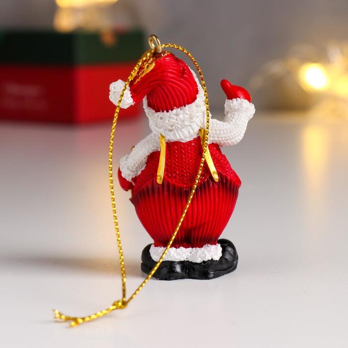Сувенир полистоун подвеска "Дед Мороз в красном комбинезоне и белом свитере" МИКС 6х2,5х4 см