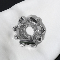 Зажим для платка &laquo;Бантики с бусинами&raquo;, цвет белый в серебре