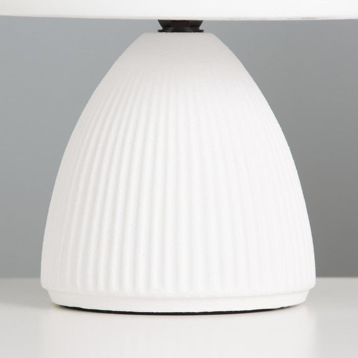 Настольная лампа "Даника" Е14 40Вт белый 20х20х28 см RISALUX