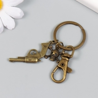 Брелок металл с карабином "Револьвер и череп" бронза 7,5 см