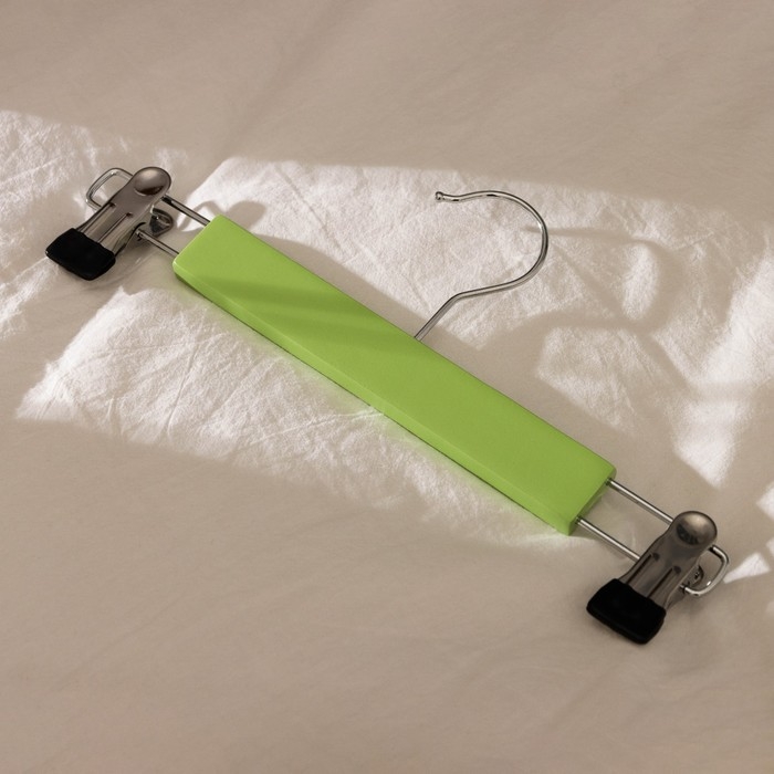 Вешалки для брюк и юбок LaDо́m Brillant, 28&times;12&times;2,3 см, 2 шт, деревянные, с зажимами, цвет фисташковый