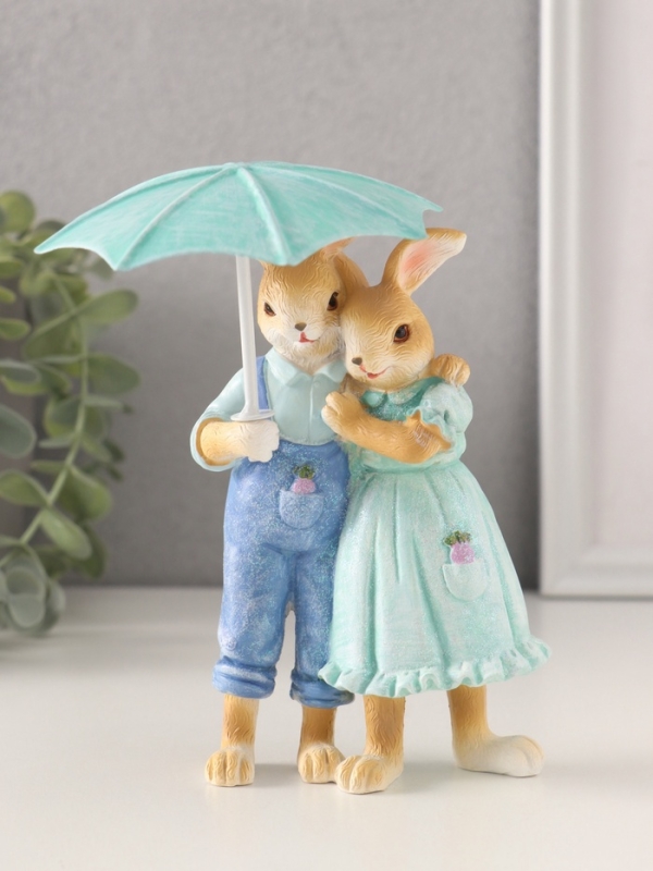 Сувенир полистоун "Парочка кроликов в голубых нарядах под зонтом" 8,5х4,5х14/17 см