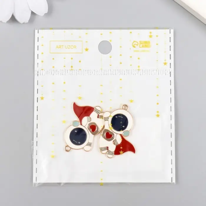 Металлический элемент, декоративная подвеска &laquo;Арт Узор. Космонавт в красном плаще&raquo;, золото, 3.1&times;2.5 см