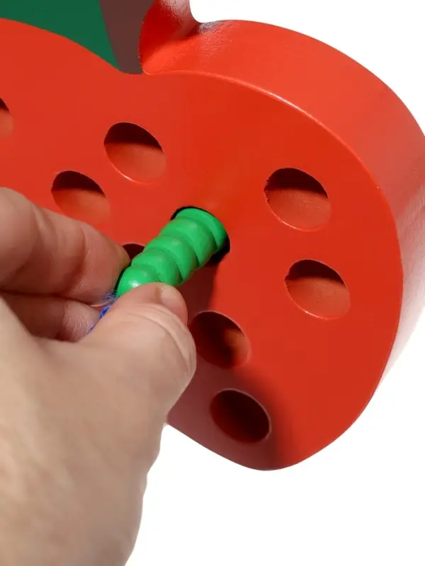 Шнуровка для  малышей древянная