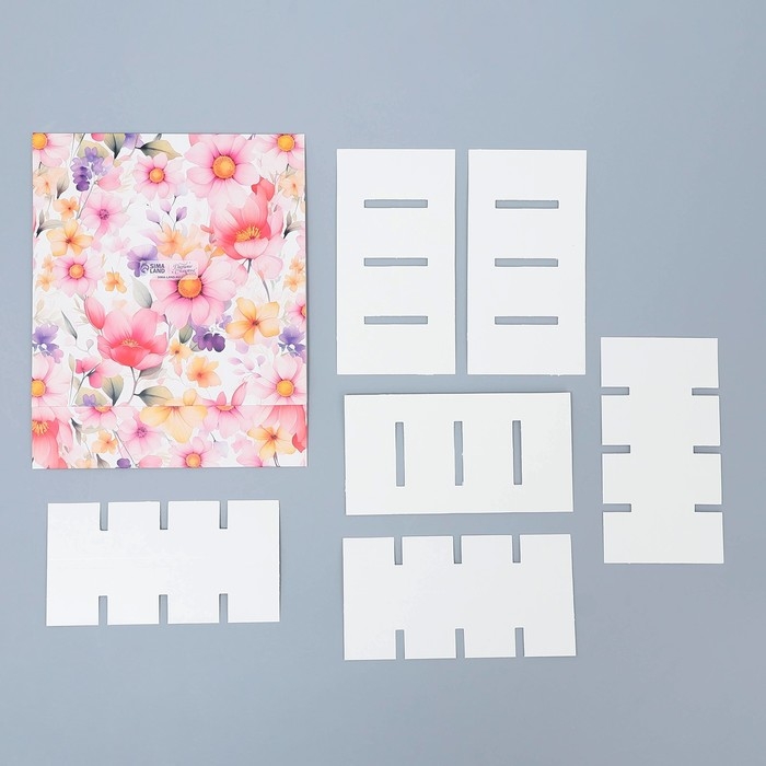 Коробка для конфет, кондитерская упаковка, 16 ячеек, &laquo;Цветы&raquo; 17.7 х 17.7 х 3.8 см