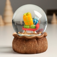 Сувенир полистоун водяной шар "Гном с мешком и сани с подарками" 7х8х9 см