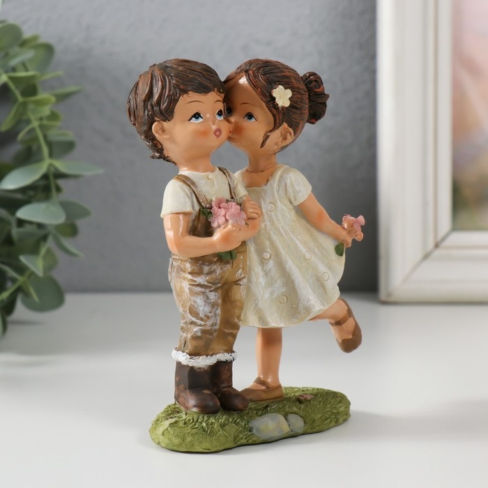 Сувенир полистоун "Малыши на прогулке - первый поцелуй" 9,5х4,5х12,5 см