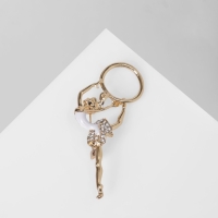 Брошь &laquo;Гимнастка&raquo; с хулахупом, цвет белый в золоте