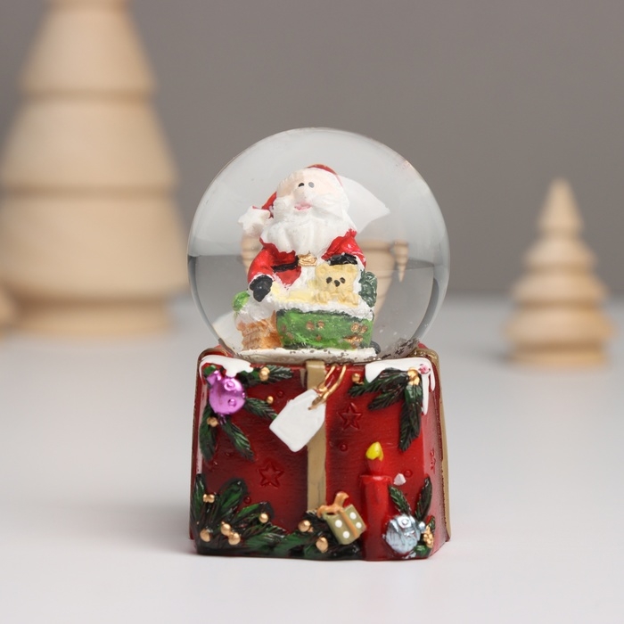 Сувенир полистоун водяной шар свет "Дед Мороз со списком подарков" МИКС 4,7х4,5х7 см