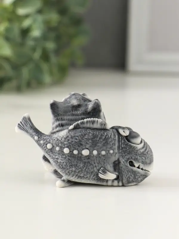 Сувенир "Кот с большой рыбиной" 4,8 см