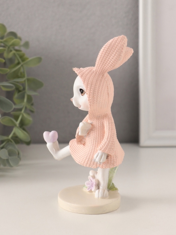 Сувенир полистоун "Зайка в вязаном розовом платьице, сердечко на лапе" 8х5,5х14,5 см