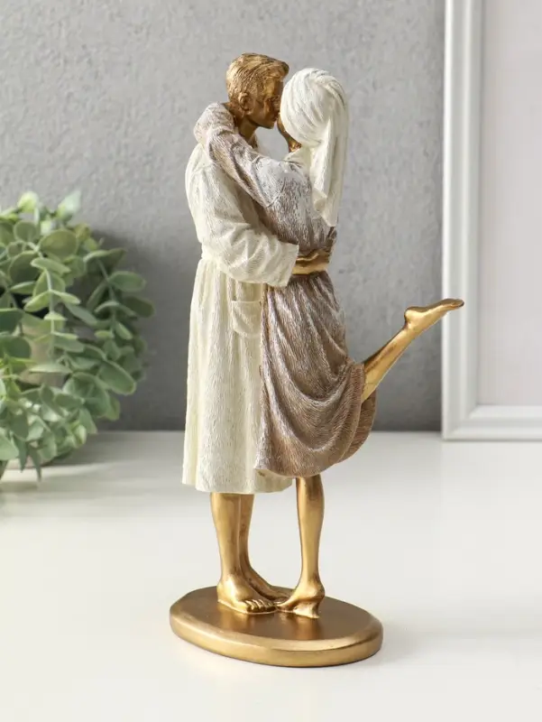 Сувенир полистоун "Влюблённые в банных халатах" 7,5х13,5х26 см