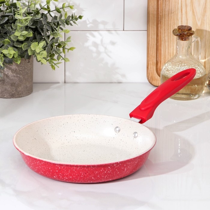 Сковорода &laquo;Селект&raquo;, d=20 см, пластиковая ручка, антипригарное покрытие, цвет красный