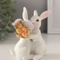 Сувенир полистоун "Парочка зайчиков с тюльпанами. Объятия" 11х5,5х11,5 см Сувенир полистоун "Парочка зайчиков с тюльпанами. Объятия" 11х5,5х11,5 см