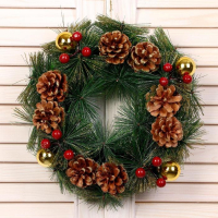 Венок новогодний d-25 см "Золотые шишки и ягодки" Венок новогодний d-25 см "Золотые шишки и ягодки"