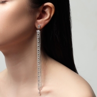 Серьги висячие со стразами &laquo;Водопад&raquo; дама, цвет белый в серебре, 14,5 см