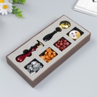 Сургучный набор "Крупная роза" печать, ручка, ложка, воск - 3 цвета, свеча 3,5х11х23 см Сургучный набор "Крупная роза" печать, ручка, ложка, воск - 3 цвета, свеча 3,5х11х23 см