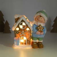 Сувенир керамика свет "Малышка в голубом свитере у пряничного домика" 15х8х16 см Сувенир керамика свет "Малышка в голубом свитере у пряничного домика" 15х8х16 см