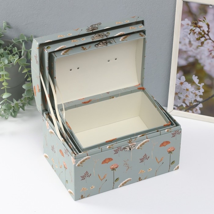Шкатулка картон сундучок Шкатулка картон сундучок "Цветочный рисунок" набор 3 шт 26х18х16,5 24х16х14,5 22х14х12,7 см 102356