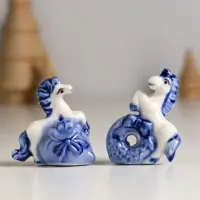 Сувенир керамика "Лошадка с подарком" бело-синий МИКС 4,1х2,6х4 см