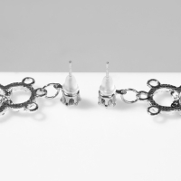 Серьги со стразами &laquo;Мишки&raquo; контур, цвет сиренево-белый в серебре