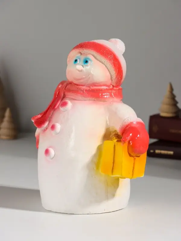 Фигура "Снеговик с подарком" 19 см, красный